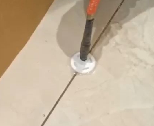 扎鲁特瓷砖空鼓维修公司专业解答瓷砖在铺贴过程中，如果没有涂抹均匀到位的粘结材料（如水泥砂浆或瓷砖胶），可能会导致以下问题