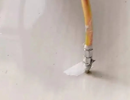 扎鲁特瓷砖空鼓维修公司专业解答在瓷砖铺贴过程中，如果使用的砂料过粗（如全部使用了粗砂），可能会导致以下问题