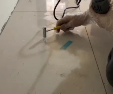 扎鲁特瓷砖开裂维修公司专业分享瓷砖在铺贴前如果没有沥干水分，将会导致以下问题